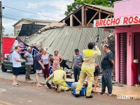 Telhado de comércio desaba e duas pessoas caem de cima da fachada no bairro Três Lagoas