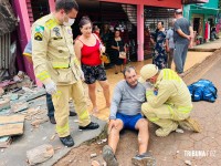 Telhado de comércio desaba e duas pessoas caem de cima da fachada no bairro Três Lagoas