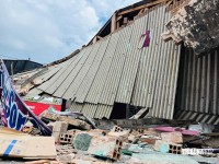 Telhado de comércio desaba e duas pessoas caem de cima da fachada no bairro Três Lagoas