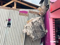 Telhado de comércio desaba e duas pessoas caem de cima da fachada no bairro Três Lagoas