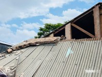 Telhado de comércio desaba e duas pessoas caem de cima da fachada no bairro Três Lagoas