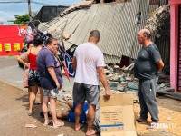 Telhado de comércio desaba e duas pessoas caem de cima da fachada no bairro Três Lagoas