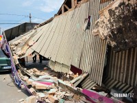 Telhado de comércio desaba e duas pessoas caem de cima da fachada no bairro Três Lagoas
