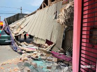 Telhado de comércio desaba e duas pessoas caem de cima da fachada no bairro Três Lagoas