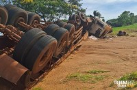 Caminhão carregado com soja tomba e deixa dois feridos em Diamante do Oeste