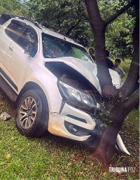 Cinco feridos após caminhonete bater em árvore em Hernandarias