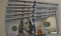 Após sete altas seguidas, dólar cai 0,95% e fecha em R$ 5,53
