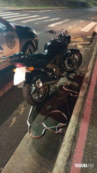 GM prende duas pessoas durante a madrugada que estavam em uma moto com a placa oculta após perseguição