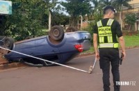 Veiculo capota e mobiliza a Policia de Misiones em Puerto Iguazú