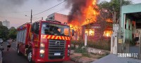 Casa é consumida pelo fogo na Vila Shalon