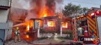Casa é consumida pelo fogo na Vila Shalon