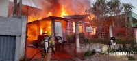 Casa é consumida pelo fogo na Vila Shalon