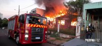 Casa é consumida pelo fogo na Vila Shalon