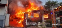 Casa é consumida pelo fogo na Vila Shalon
