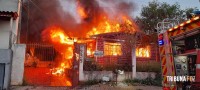 Casa é consumida pelo fogo na Vila Shalon