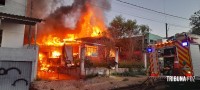 Casa é consumida pelo fogo na Vila Shalon
