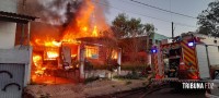 Casa é consumida pelo fogo na Vila Shalon