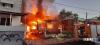 Casa é consumida pelo fogo na Vila Shalon