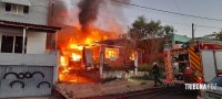 Casa é consumida pelo fogo na Vila Shalon