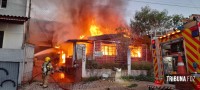 Casa é consumida pelo fogo na Vila Shalon