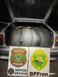 BPFRON e NEPOM apreendem veículos carregados com cigarros e pneus contrabandeados do Paraguai em Foz do Iguaçu
