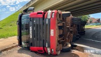Carreta tomba após ser fechada por outro veículo e bombeiros controlam vazamento embaixo do viaduto em Foz do Iguaçu