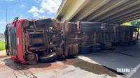Carreta tomba após ser fechada por outro veículo e bombeiros controlam vazamento embaixo do viaduto em Foz do Iguaçu
