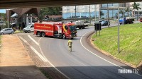 Carreta tomba após ser fechada por outro veículo e bombeiros controlam vazamento embaixo do viaduto em Foz do Iguaçu