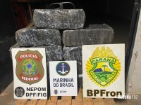 PF e PM e Marinha do Brasil apreendem embarcação com 200 Kg de maconha na fronteira em Foz do Iguaçu