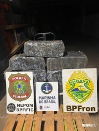 PF e PM e Marinha do Brasil apreendem embarcação com 200 Kg de maconha na fronteira em Foz do Iguaçu