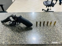 Militares do CHOQUE prende suspeito com revolver calibre 38 no Bairro Morumbi