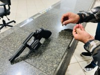 Militares do CHOQUE prende suspeito com revolver calibre 38 no Bairro Morumbi