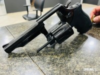 Militares do CHOQUE prende suspeito com revolver calibre 38 no Bairro Morumbi