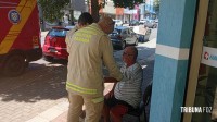 Idoso é socorrido pelo Siate após ser atropelado por moto no centro de Foz do Iguaçu