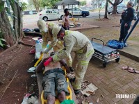 Morador de rua é esfaqueado na pracinha defronte a UNIAMÉRICA na Av. das Cataratas