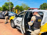 Motociclista fica ferido após colisão com carro e bater contra portão da Igreja no Conjunto Sol de Maio