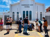 Motociclista fica ferido após colisão com carro e bater contra portão da Igreja no Conjunto Sol de Maio