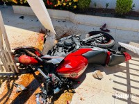 Motociclista fica ferido após colisão com carro e bater contra portão da Igreja no Conjunto Sol de Maio