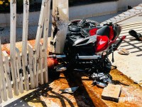 Motociclista fica ferido após colisão com carro e bater contra portão da Igreja no Conjunto Sol de Maio