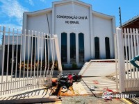 Motociclista fica ferido após colisão com carro e bater contra portão da Igreja no Conjunto Sol de Maio