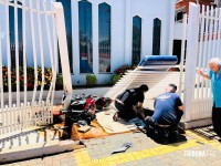 Motociclista fica ferido após colisão com carro e bater contra portão da Igreja no Conjunto Sol de Maio