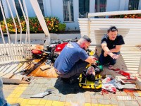 Motociclista fica ferido após colisão com carro e bater contra portão da Igreja no Conjunto Sol de Maio