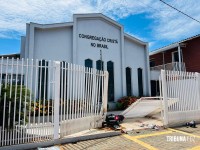 Motociclista fica ferido após colisão com carro e bater contra portão da Igreja no Conjunto Sol de Maio