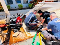 Motociclista fica ferido após colisão com carro e bater contra portão da Igreja no Conjunto Sol de Maio