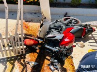 Motociclista fica ferido após colisão com carro e bater contra portão da Igreja no Conjunto Sol de Maio