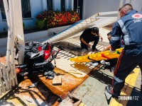 Motociclista fica ferido após colisão com carro e bater contra portão da Igreja no Conjunto Sol de Maio