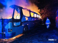 Incêndio atinge ônibus em pátio privado as margens da BR-277 no Bairro Três Lagoas 