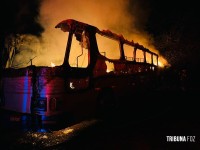 Incêndio atinge ônibus em pátio privado as margens da BR-277 no Bairro Três Lagoas 