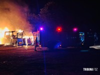 Incêndio atinge ônibus em pátio privado as margens da BR-277 no Bairro Três Lagoas 