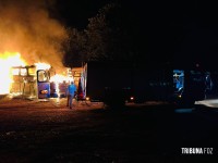 Incêndio atinge ônibus em pátio privado as margens da BR-277 no Bairro Três Lagoas 